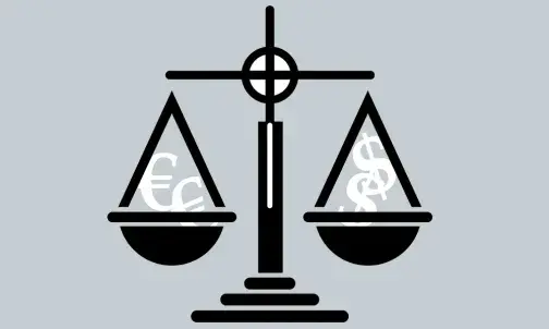 Die Illustration einer Waage. In der Waagschale links liegen Euro-Zeichen, in der Waagschale rechts Dollar-Zeichen.